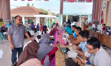 Jemput Bola, Warga Antusias Urus Layanan Adminduk di Kantor Kecamatan