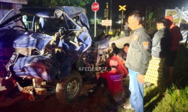 Pickup Tertabrak KA, Satu Keluarga Alami Luka Serius