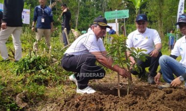 Peringati Hari Desa Asri Nusantara, Sekda Trenggalek Tandai Penanaman Pohon