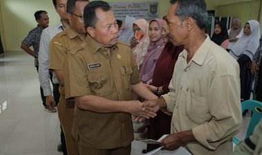 Pemkab Asahan Serahkan Buku Tabungan Pinjaman Bergulir
