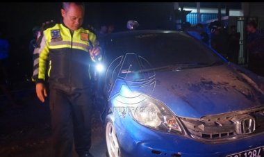 Diduga Mengantuk, Minibus Terlibat Kecelakaan hingga Terguling di Trotoar