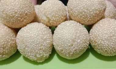 Gaji Tak Cukup, Nakes Jember Jual Onde-onde Demi Nyekolahkan Anak