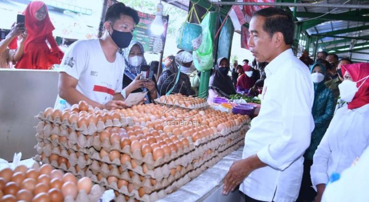 Presiden Jokowi Cek Harga Bahan Pangan di Pasar Tenguyun Kota Tarakan