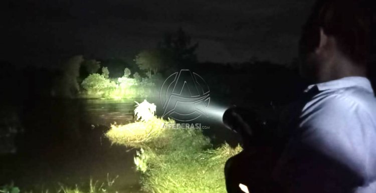 Manfaatkan Flushing Dam Lodoyo, Puluhan Pencari Ikan justru Terjebak di tengah Sungai Brantas