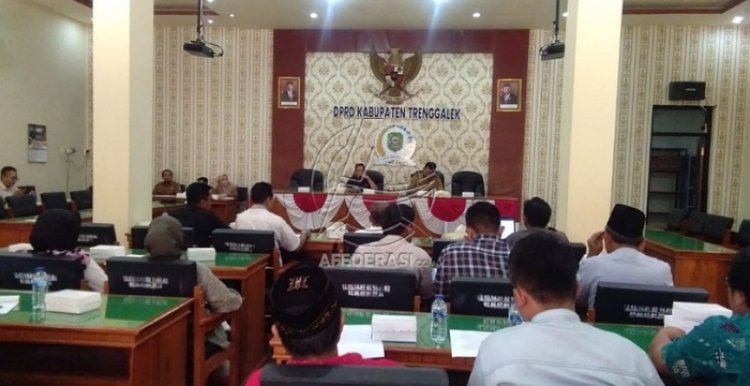 Uji Publik Ranperda, Sekretariat DPRD Trenggalek Berikan Pembekalan Kepada Perwakilan Anggota