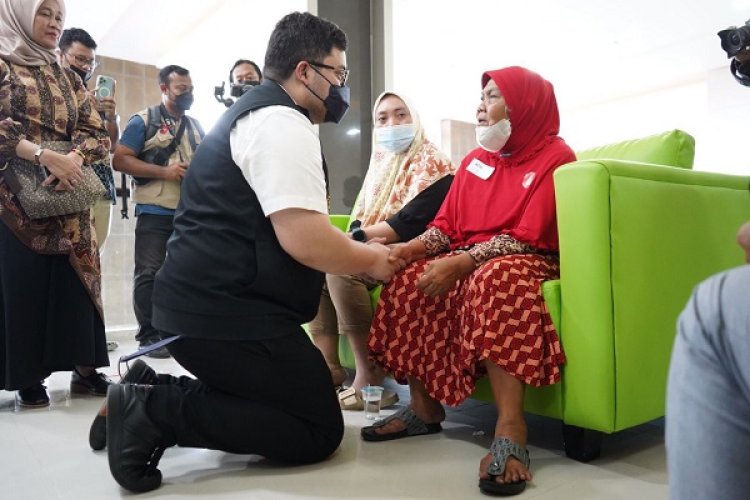 Mas Dhito Bersama Mensos Risma Semangati Warga Penerima Layanan Operasi Katarak Gratis