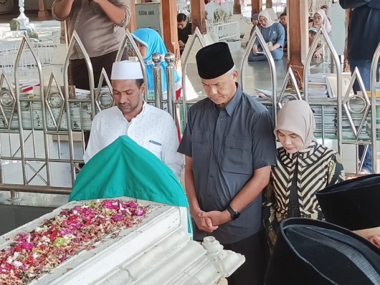 Ganjar Safari Ziarah Wali Songo  Sunan Gresik Murni Tidak ada Muatan Politis