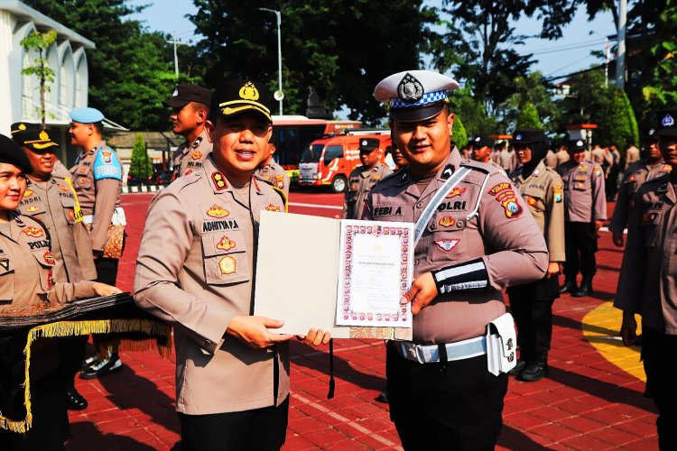 38 Anggota Polres Gresik Berprestasi Dapat  Reward