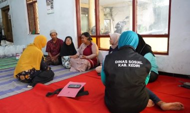 Mas Dhito Berikan Trauma Healing Bagi Keluarga Korban Hanyut di Kota Kediri