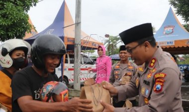 Polres Trenggalek Bagikan Ratusan Takjil Bagi Pengguna Jalan