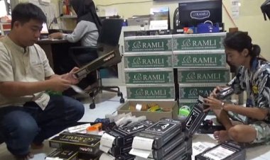 Jelang Lebaran Pengrajin Songkok di Gresik Kebanjiran Pesanan