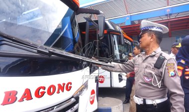 Cek Armada Bus AKAP/AKDP Jelang Mudik, Petugas Gabungan Temukan  Ban Kondisi Vulkanisir