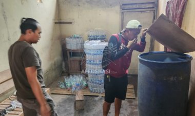 Polres Kediri Gerebek Gudang Miras di Wates, Amankan 40 Jeriken