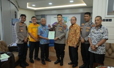 Bupati Serahkan Sertifikat Tanah, Polres Segera Bangun Polsubsektor