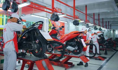 Mekanik Honda ketika memperbaiki sepeda motor untuk lebaran. (Honda for afederasi.com)