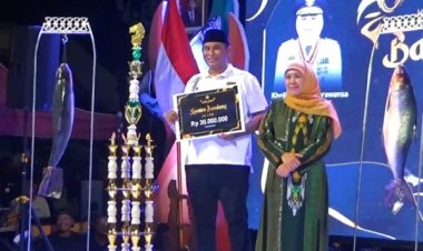 Tradisi Kontes Bandeng Kawak Gresik, Bandeng Jumbo seberat 11,5 Kg Milik Petambak Pangkah Wetan Kembali Jawara