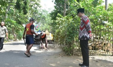 Bupati Arifin Tinjau Langsung Kegiatan Penambalan Jalan