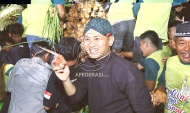 Bupati Arifin Ikut Larut Kemeriahan Tumpeng Ketupat Bersama Masyarakat