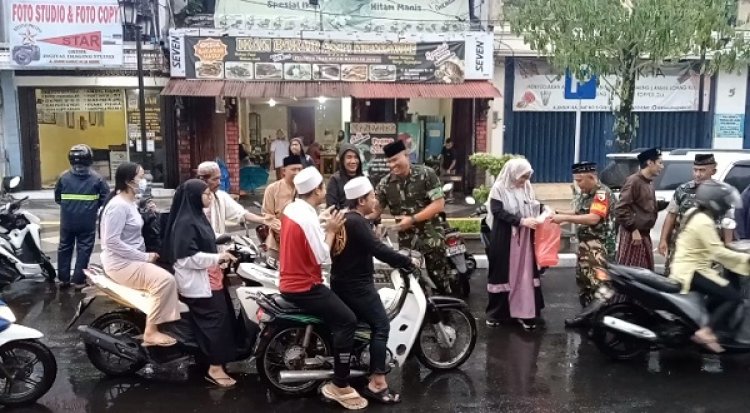 KWG dan TNI bagi Ratusan Takjil di Bandar Grissee