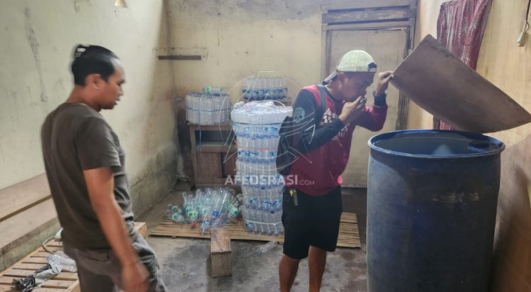 Polres Kediri Gerebek Gudang Miras di Wates, Amankan 40 Jeriken