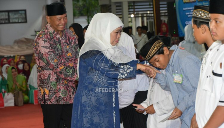 Roadshow Safari Ramadan, Gubernur Jatim Santuni Ribuan Anak Yatim Piatu di Tulungagung