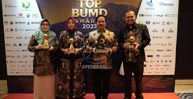 RSUD dr. Iskak Raih Golden Thropy Top BUMD Award 2023