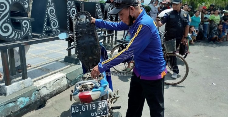 Tersenggol Bagong, Lansia Tewas di Kolong Bus