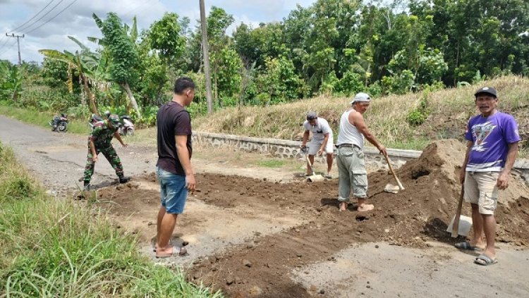 Kesal Dinas PU BMSDA Hanya Bolak-Balik Ngukur Saja, Warga Tugusari Tutup Jalan Berlubang