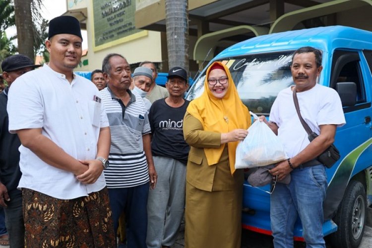 Pendapatan Menurun, Ratusan Sopir Angdes Dapat Bingkisan Sembako Gratis