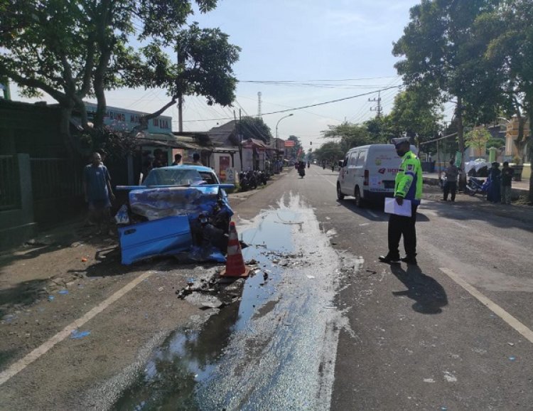 Tabrakan Beruntun di Bondowoso, Adu Moncong Mobil hingga Seruduk Tukang Becak