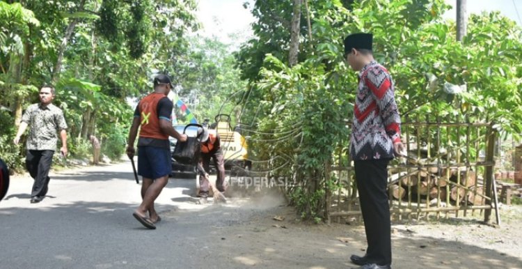 Bupati Arifin Tinjau Langsung Kegiatan Penambalan Jalan