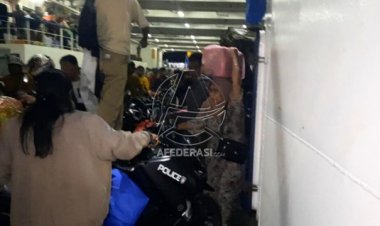 Arus Balik Pulau Raas Overload, Pemudik Berdesakan untuk Keluar Kapal ASDP