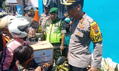 Pantau Arus Balik, Kapolres Situbondo Berikan Bingkisan Kepada Pengendara