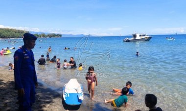 Jumlah Pengunjung Melonjak, Kapal Patroli Polair Situbondo Disiagakan