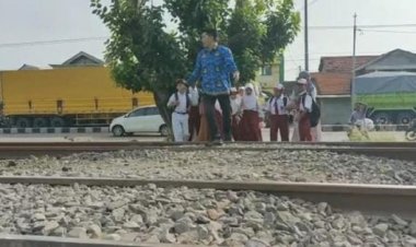 Cerita Siswa di Gresik Menantang Maut Lintasi Rel KA Demi Bersekolah