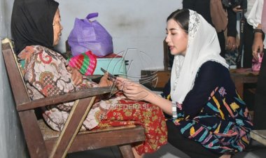 Novita Hardini Serahkan Bantuan PKH Plus Kepada 213 Lansia