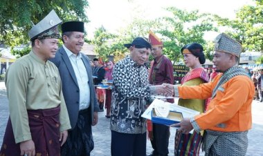 Hardiknas, Bupati Obral Penghargaan kepada Stakeholder Peduli Pendidikan
