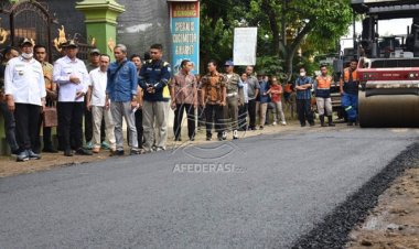 Tinjau Perbaikan Jalan, Bupati Maryoto Pastikan Mudik Lebaran Lancar