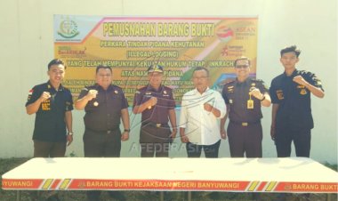 Kejaksaan Banyuwangi Musnahkan Bukti Dua Perkara Pidana Ilegal Logging