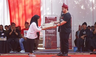Konsisten Sikap Sempurna, Guru Ini Dapat Laptop dan Beasiswa dari Bupati Kediri