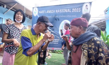 Hari Lansia Sedunia : Lansia di Pare Kediri Suka Cita Ikuti Lomba Bersama