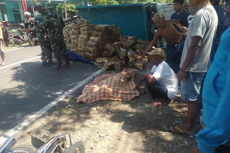 Kecelakaan 2 Pick up vs Motor di Bondowoso, 1 Tewas, Ikan Pindang Berserakan