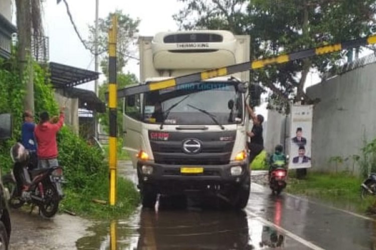 Pemkab Setengah Hati, DPRD Minta Portal di Jalan Mohammad Yamin Dievaluasi