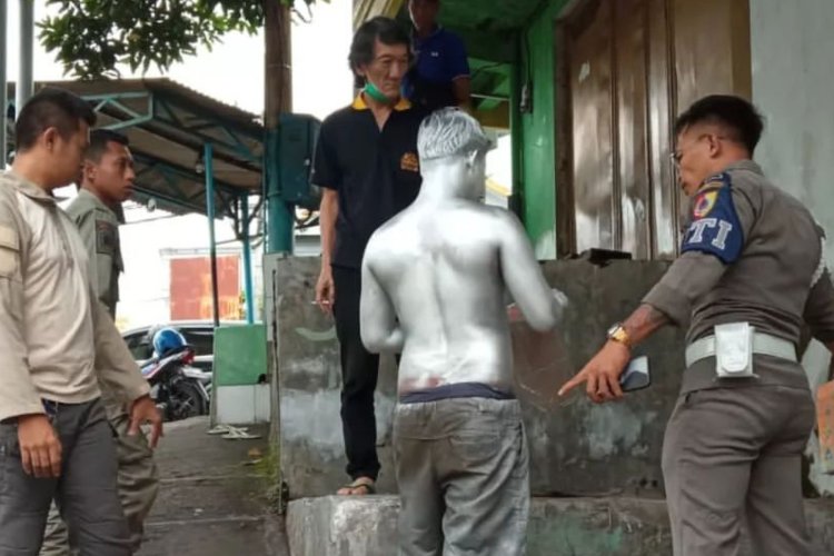 Meresahkan Pengguna Jalan, Satpol PP Razia Manusia Silver