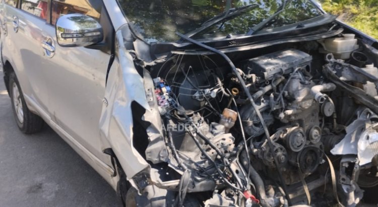 Mobil Avanza Ringsek Tertabrak Kereta Api di Papar, Tiga Penumpang Mobil Selamat