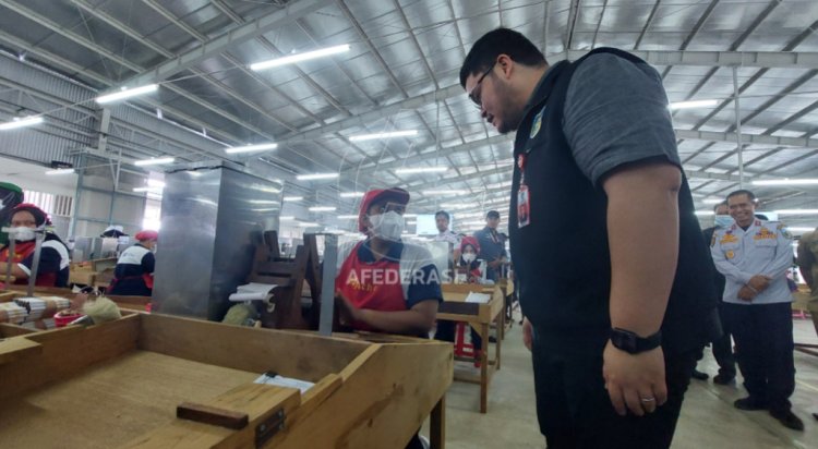 Mas Dhito Selesaikan Permasalahan Pekerja Pabrik SKT