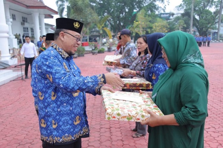 Sekda Asahan Lepas ASN yang Purnabakti