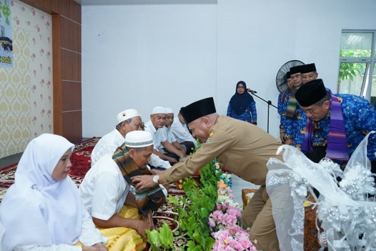 Bupati Asahan Beri Upah Upah Khusus  22 Jemaah Calon Haji