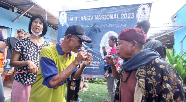 Hari Lansia Sedunia : Lansia di Pare Kediri Suka Cita Ikuti Lomba Bersama