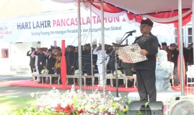 Kenakan Baju Khas Banyuwangi, Wabup Sugirah Pimpin Upacara Hari Lahir Pancasila